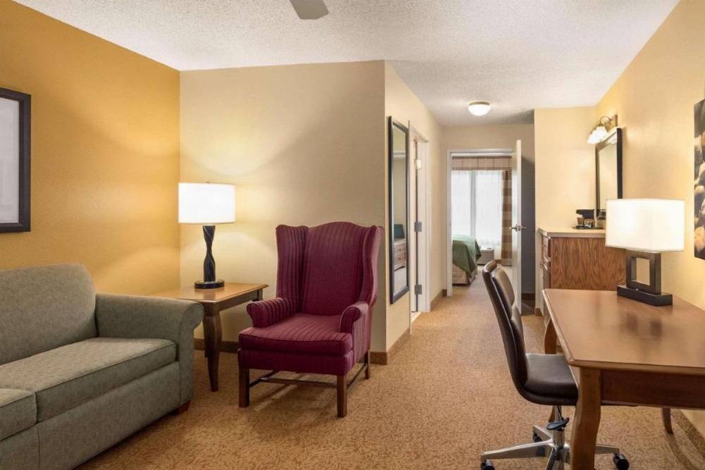 Country Inn & Suites by Radisson, Salina, KS